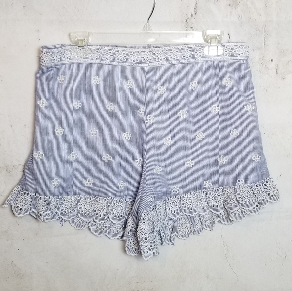 Romeo + Juliet Eyelet Shorts - Picture 1 of 8